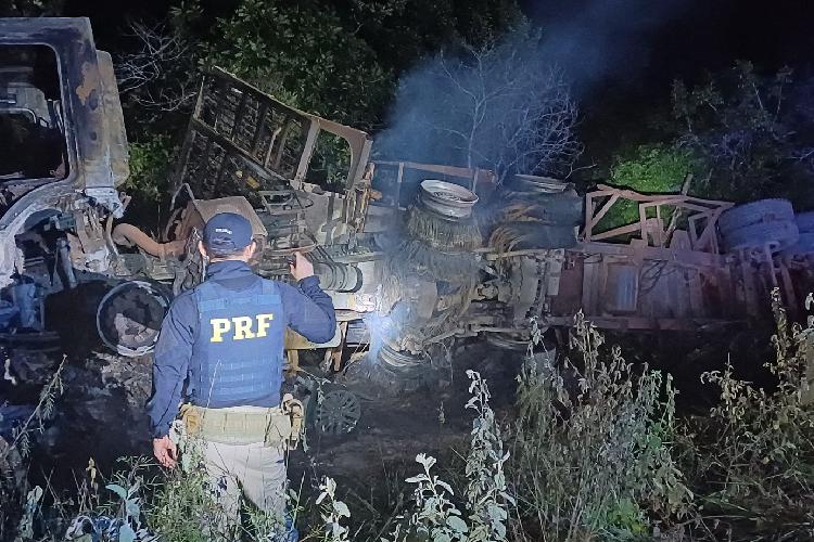 Colisão entre carro e carreta deixa dois mortos carbonizados na BR-210, em Macapá