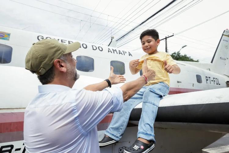 'Aguçar a imaginação e o sentimento de pertencimento e amor pelo Amapá', diz governador Clécio no translado do avião Bandeirante pelas ruas de Macapá
