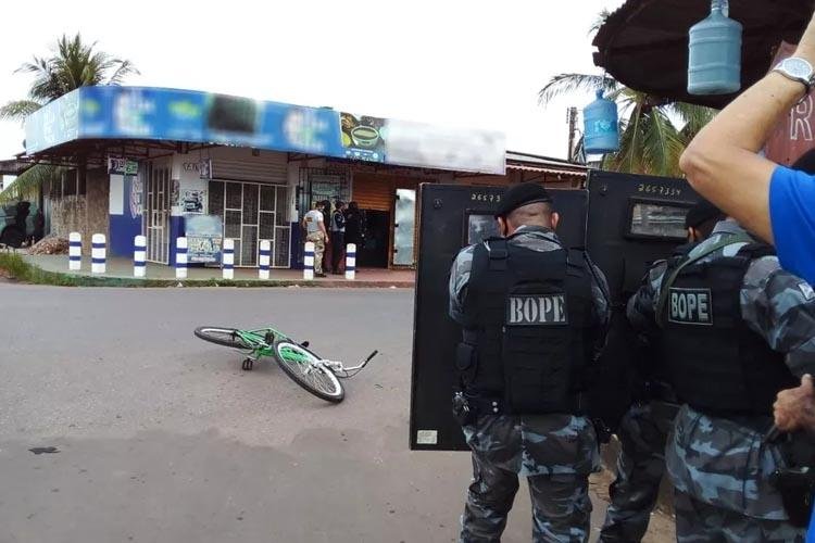 Homem é preso após roubar celular e fazer reféns por 2 horas em assistência técnica, em Macapá