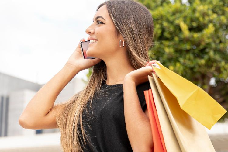 46% dos brasileiros já realizaram compras por impulso para se sentirem melhor emocionalmente, revela pesquisa Serasa