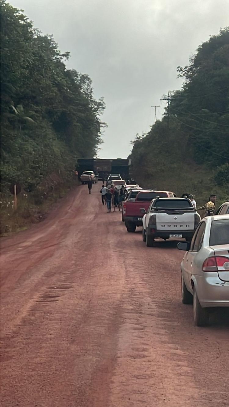 Caminhão tomba e interdita BR-210 no Amapá por mais de 14 horas