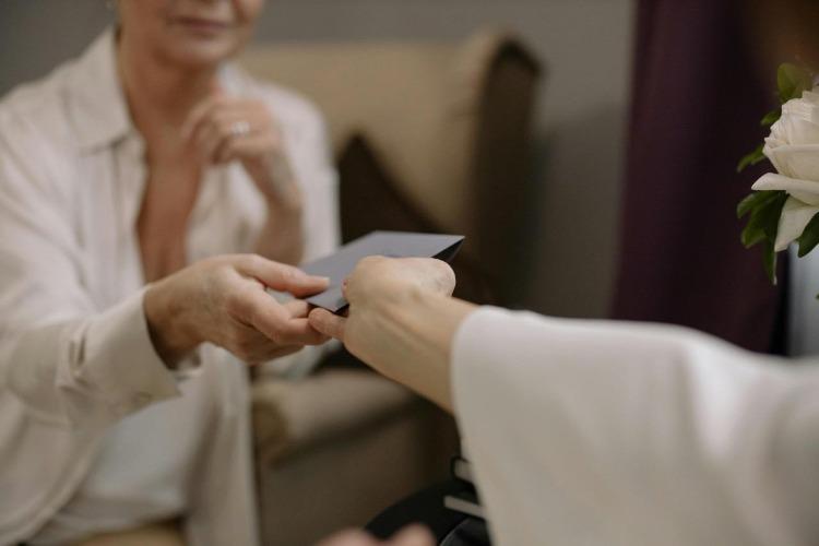 Amizades e finanças: Serasa revela que 6 em cada 10 brasileiros já emprestaram o nome para conhecidos