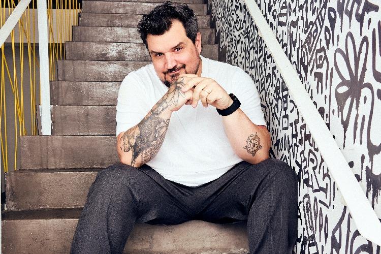 De vendedor ambulante a fundador de conglomerado da moda e publicidade