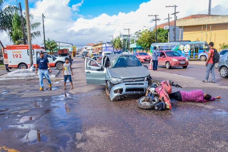Maio Amarelo: Simulação de acidente de trânsito choca população no Centro de Macapá