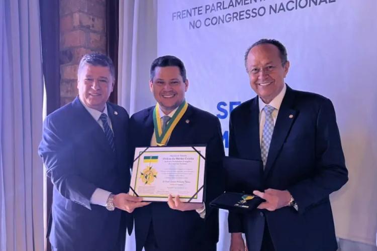 Senador Davi Alcolumbre recebe homenagem da Frente Parlamentar Evangélica