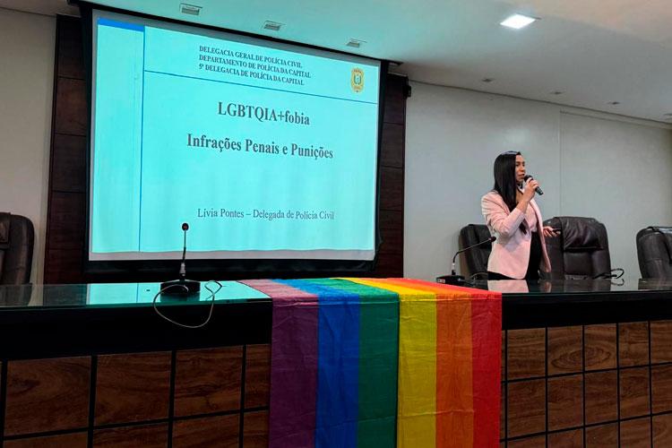 Delegada ministra treinamento sobre LGBTQIAfobia para trabalhadores da assistência social