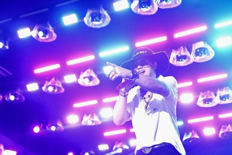 Natanzinho Lima reúne mais de 300 mil pessoas e comanda a virada de 2026 no Réveillon do Amapá