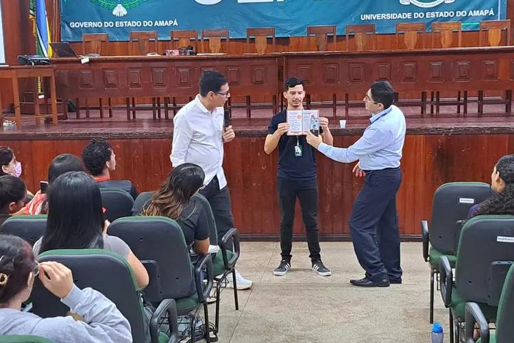 Ueap recebe representantes de empresa que desenvolve soluções inovadoras de ensino na educação básica