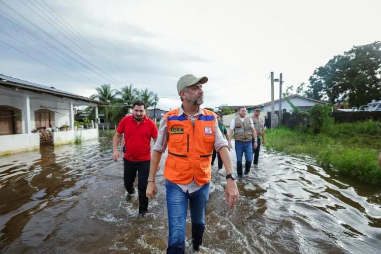Governador Clécio acompanha áreas atingidas pela cheia do Araguari e garante apoio às famílias: 'trabalho em tempo real para que nada falte'