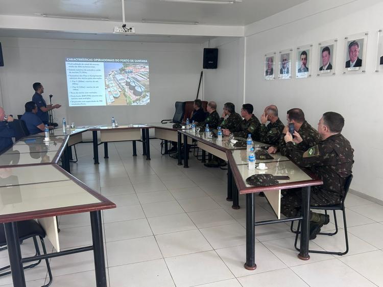 Exército Brasileiro conhece estrutura do Porto de Santana em visita institucional