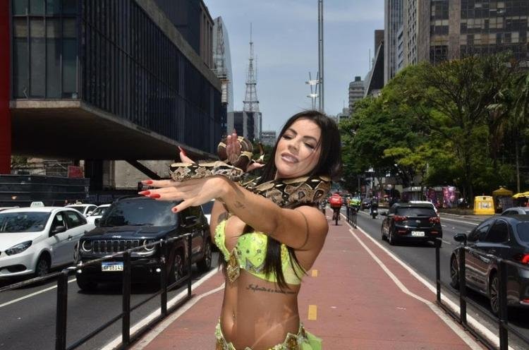 Ex-Miss Bumbum recebe multa de R$ 3 mil após performance com cobra na Avenida Paulista inspirada em Britney Spears