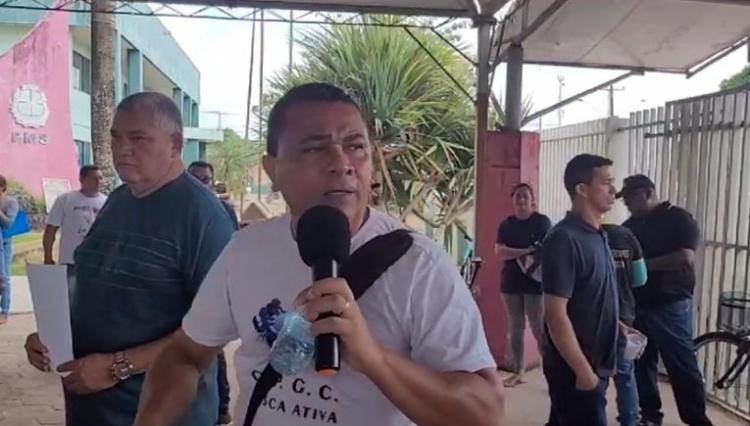 Servidores protestam em frente à Prefeitura de Santana em resposta a cortes e suspensões