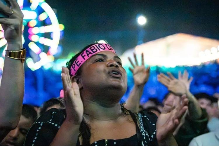 'Ouvir palavras que nos fortalecem', diz fã emocionada ao viajar de Mazagão para show do Padre Fábio de Melo na Expofeira 2026