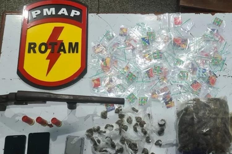 Suspeito de assalto é preso pelo Bope e indica casa com porções de maconha, crack e LSD, em Macapá