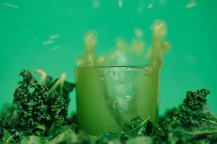 Suco verde com couve é nutritivo, mas não promove efeito detox