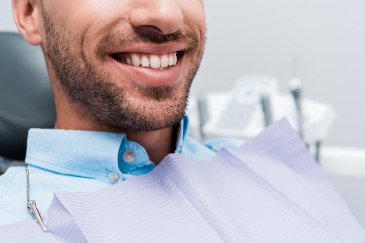 14 milhões de brasileiros vivem sem nenhum dente; perda dentária vai além da estética