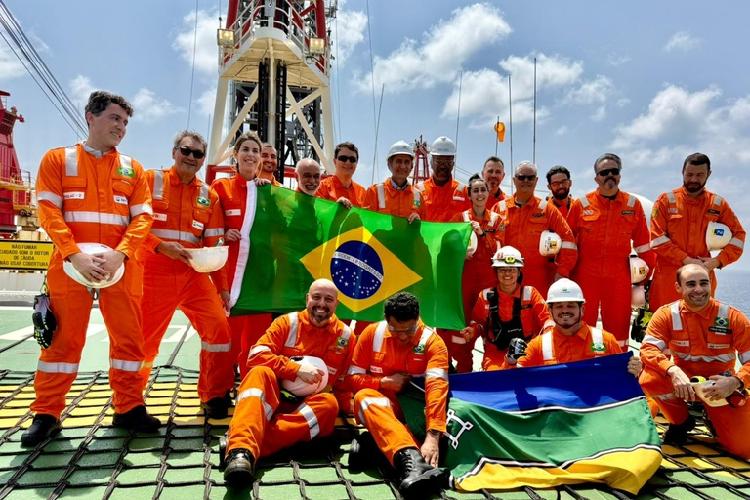 Waldez Góes ressalta potencial da Margem Equatorial durante visita a navio-sonda da Petrobras