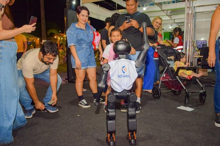 Robô humanoide 'Maicon' vira atração e surpreende público na Expofeira 2026