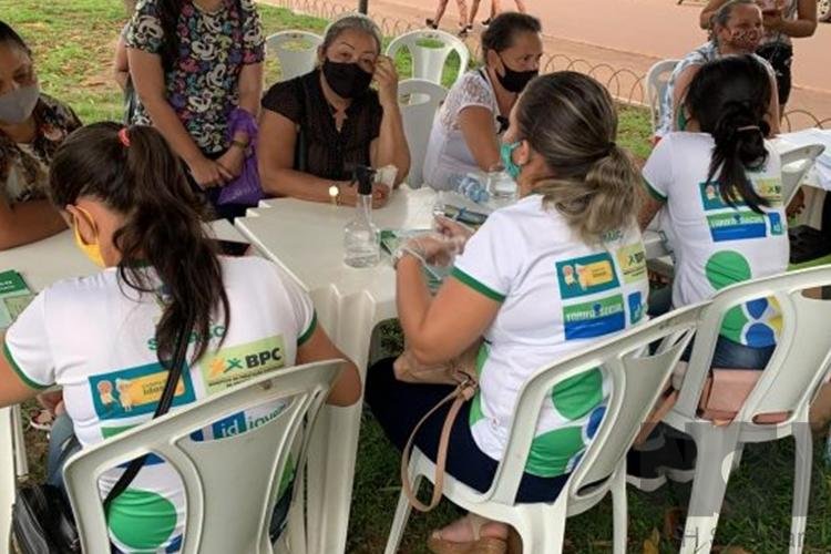 Programa Bolsa Família oferta serviços na Feira da Avenida Santana