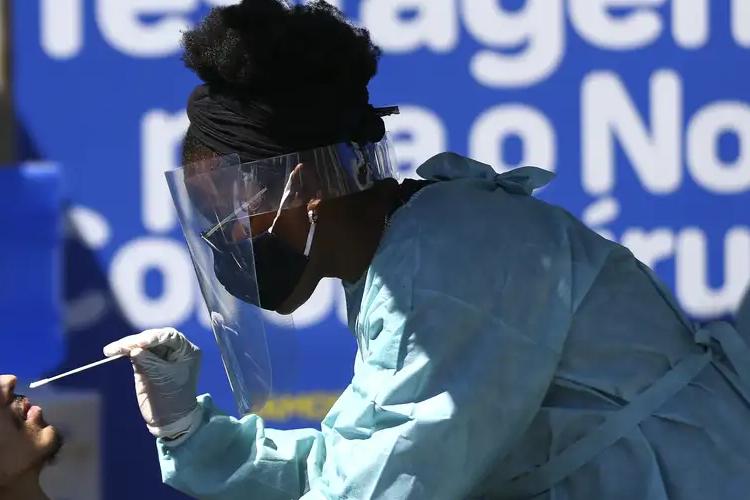 Covid-19: casos sobem 5,09% no início de março em comparação à semana anterior