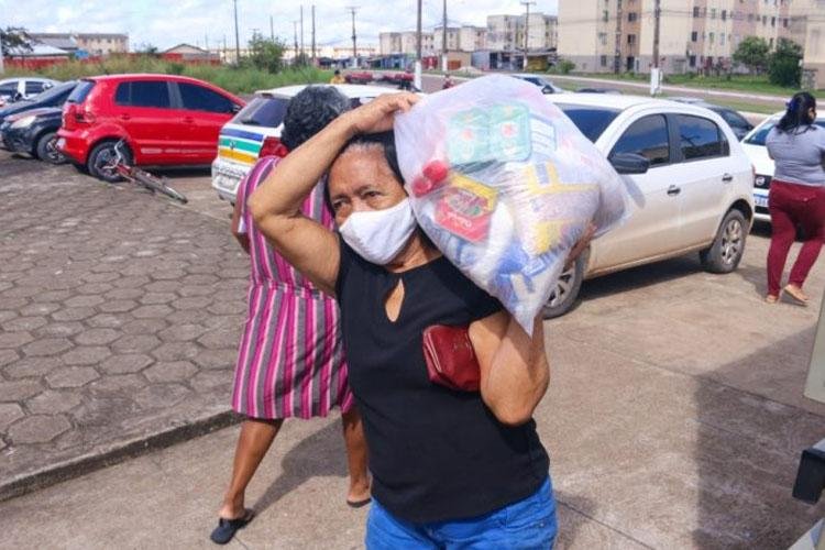 AÇÃO CONJUNTA DA PREFEITURA DE MACAPÁ, MPE E SESI-AP ENTREGA CESTAS BÁSICAS A MORADORES NO CONJUNTO MACAPABA