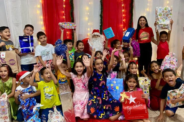 Projeto Natal Solidário da Escola Municipal Maestro Miguel realiza entrega de presentes a mais de 800 alunos do 1º ao 5º ano