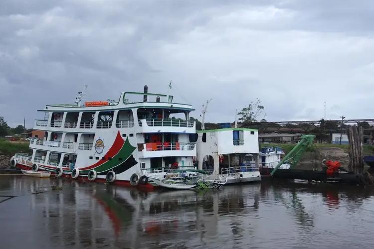 Governo do Amapá atua no desassoreamento de canal no arquipélago do Bailique, para tirar moradores de Macapá do isolamento