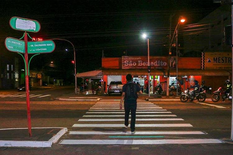 Faixas com led vão ajudar na travessia de pedestres desatentos em Santana