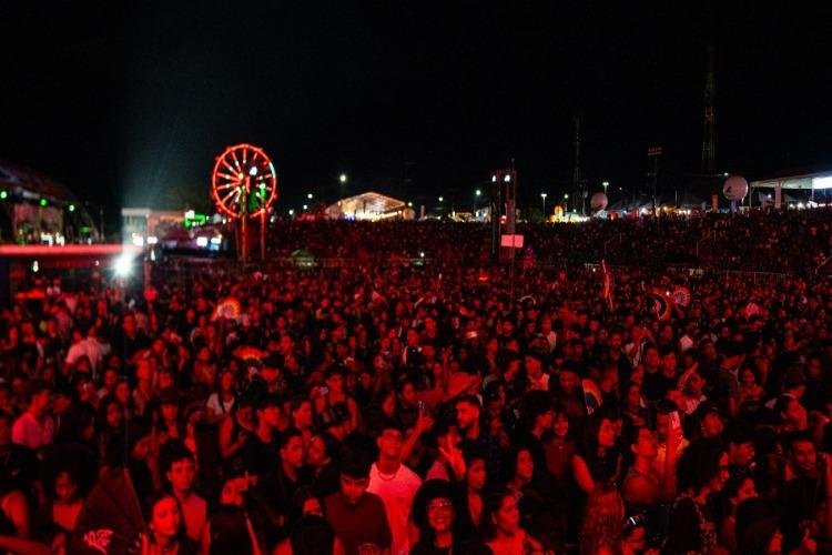​Luísa Sonza faz show vibrante e leva multidão à Expofeira 2026