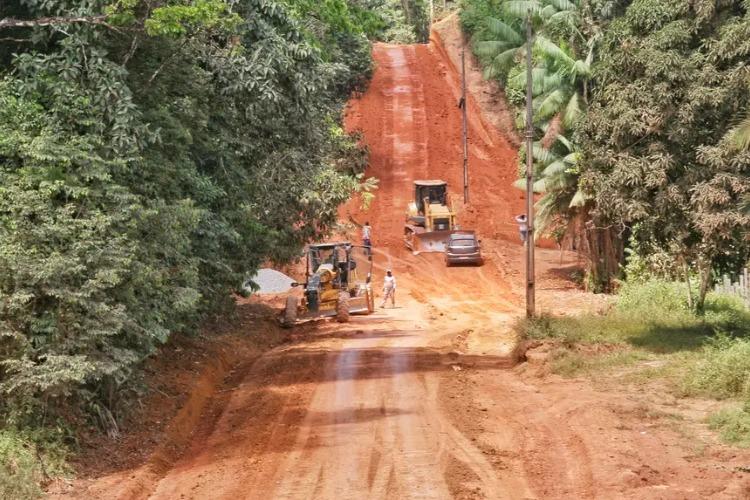 Governo do Amapá realiza obras de terraplanagem e drenagem no ramal da Aldeia do Manga, em Oiapoque