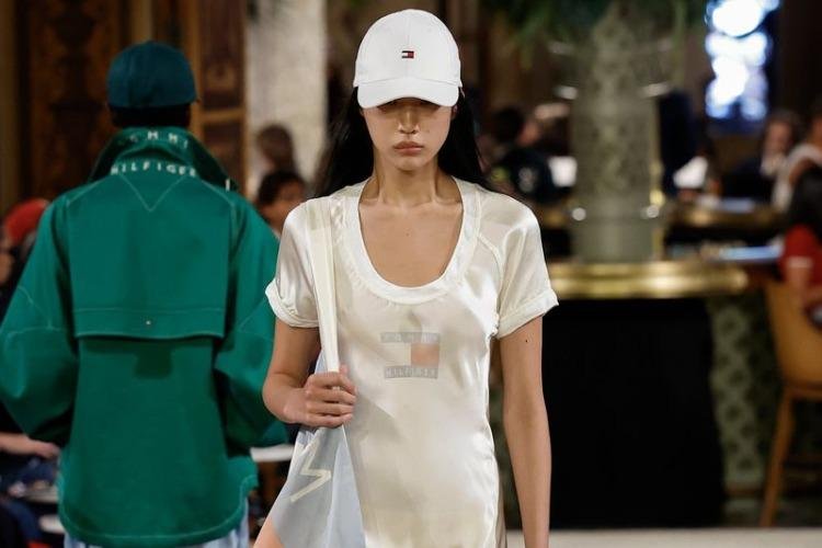 NY Fashion Week: em estreia internacional, brasileira é eleita estrela de Tommy Hilfiger e Michael Kors
