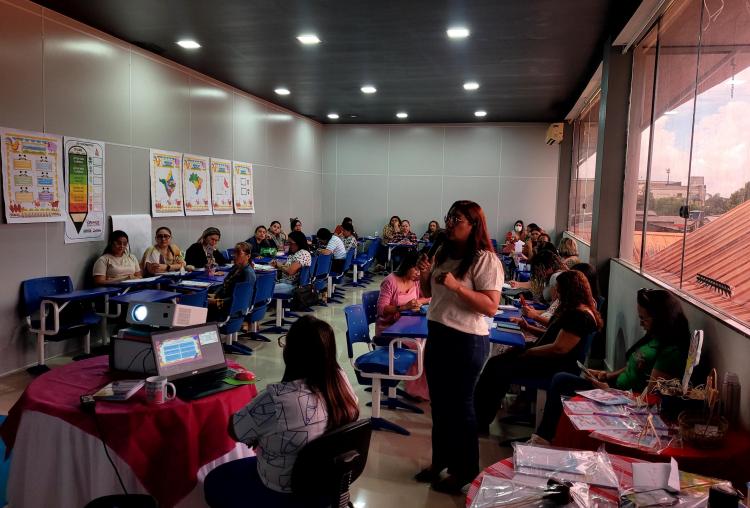 Criança Alfabetizada: Formação capacita educadores com técnicas para tornar o ensino da leitura mais eficaz