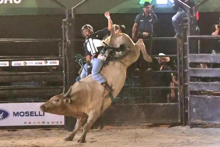 Emoção e tradição marcam início da etapa nacional do rodeio na 54ª Expofeira do Amapá nesta quinta-feira, 4