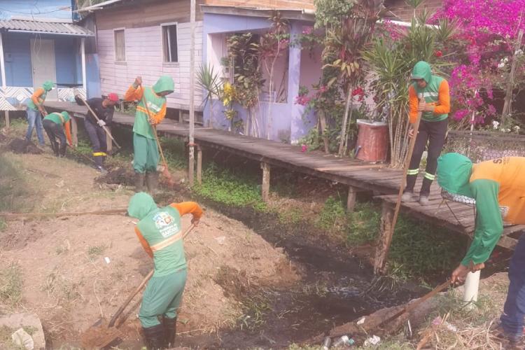Prefeitura de Santana intensifica ações de limpeza e remoção de entulhos em vários bairros
