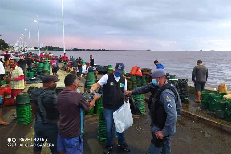 Em parceria com SVS e Município, MP-AP distribui máscaras na Rampa do Açaí para conter o avanço da Covid-19, em Macapá