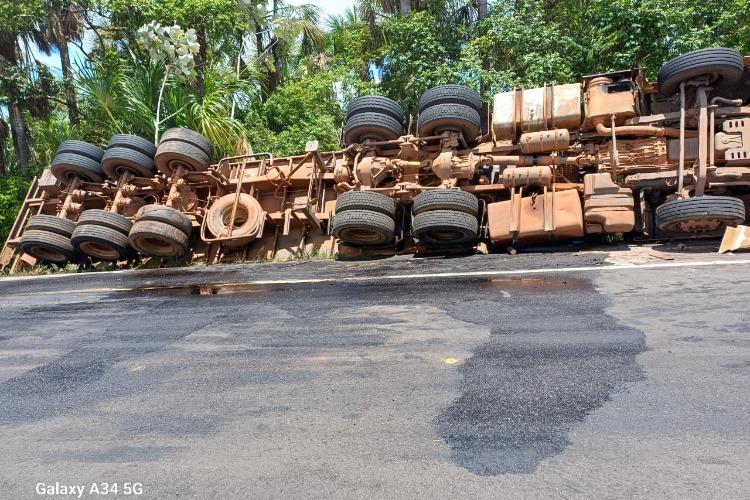 Caminhão tomba na BR-156 em Calçoene e deixa dois feridos graves