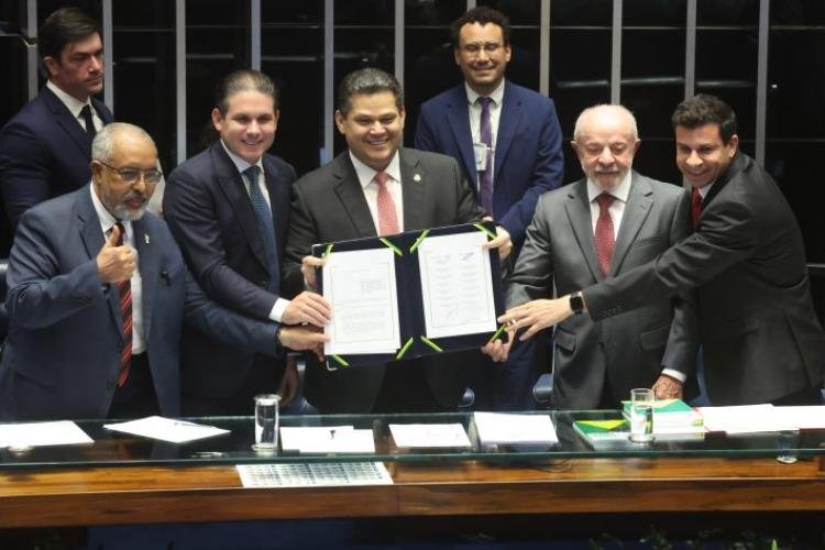 Congresso promulga emenda que acaba com escala 6x1 e estabelece jornada máxima de 40 horas semanais