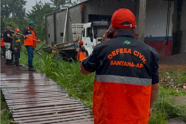 Defesa Civil de Santana acompanha ocorrências causadas pelas fortes chuvas deste sábado, 15