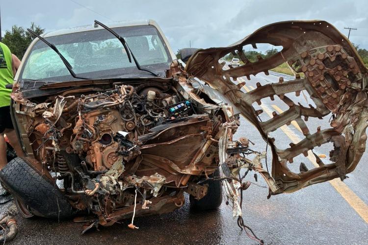 Colisão frontal entre caminhonete e caminhão de lixo é registrada na BR-156, no Amapá
