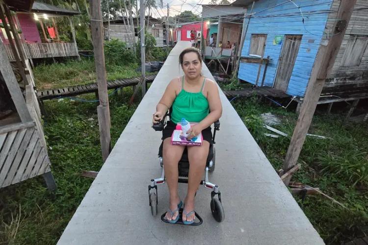 Obra do Ponte Firme em Santana devolve acesso à cadeirante à ponte no Igarapé da Fortaleza após 7 anos: 'só de entrar aqui, o coração acelerou'