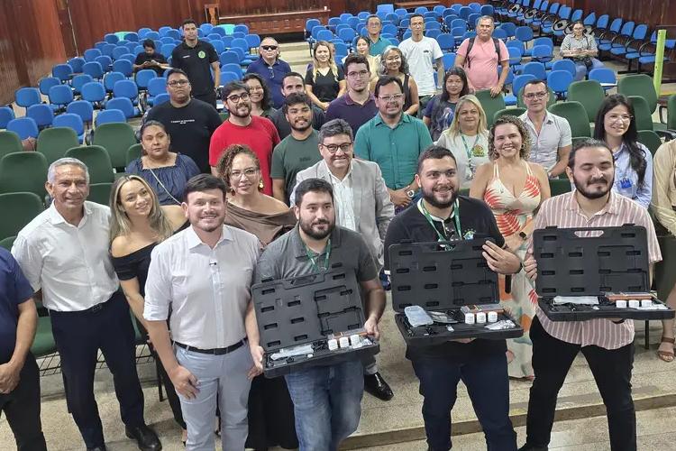 Governo do Estado entrega kits de análise de água para apoiar aulas práticas na Universidade do Estado do Amapá