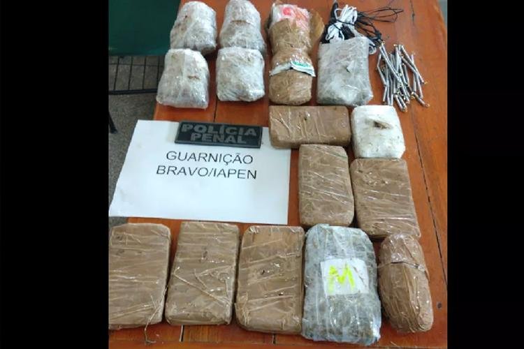 Agentes encontram 16 pacotes com drogas jogados por cima do muro de presídio em Macapá