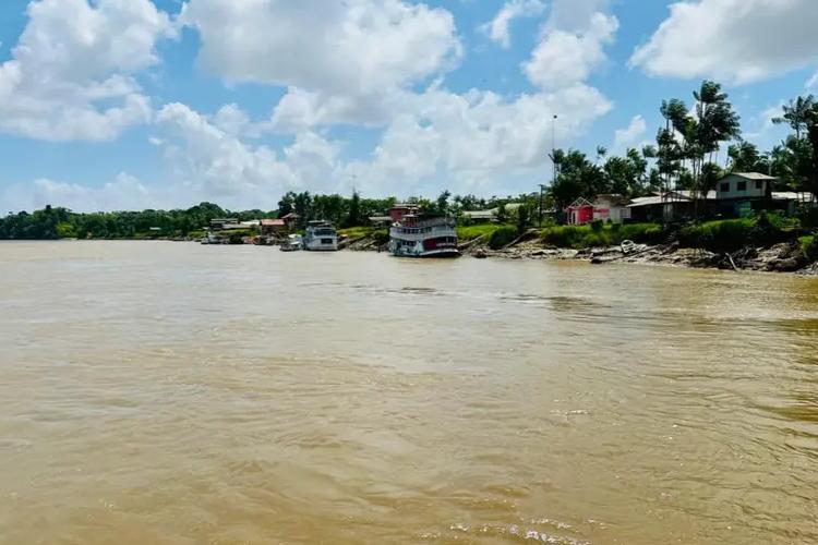 Governo do Amapá envia equipe para ajudar famílias afetadas por erosão no Bailique., em Macapá