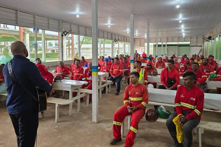 Hospital de Emergência de Macapá leva momento de louvor e fé para trabalhadores no canteiro de obras do novo prédio
