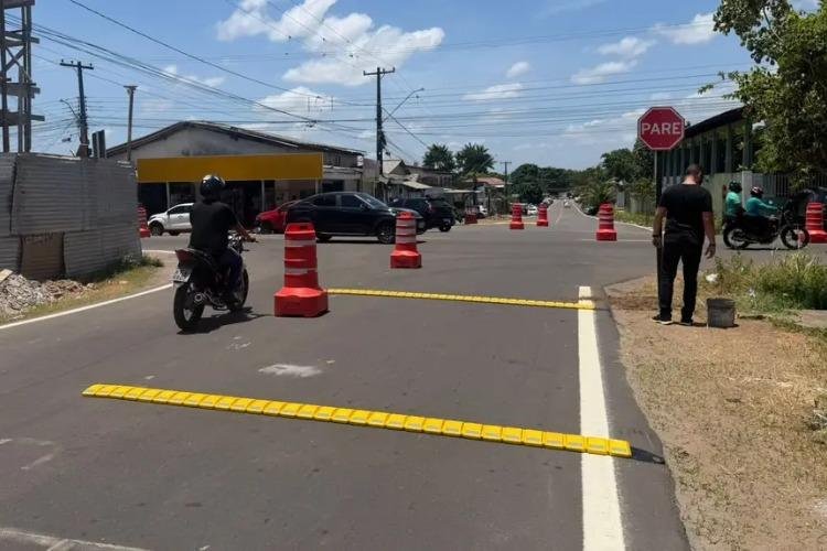 Detran-AP implementa nova sinalização torna a rua Goiás preferencial no bairro Pacoval, em Macapá