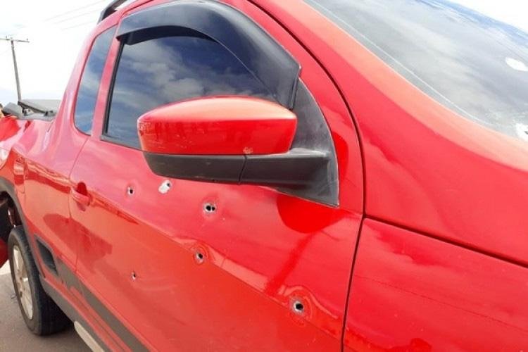 Caminhonete é alvo de tiros em via pública de Santana; pelo menos oito atingiram o veículo