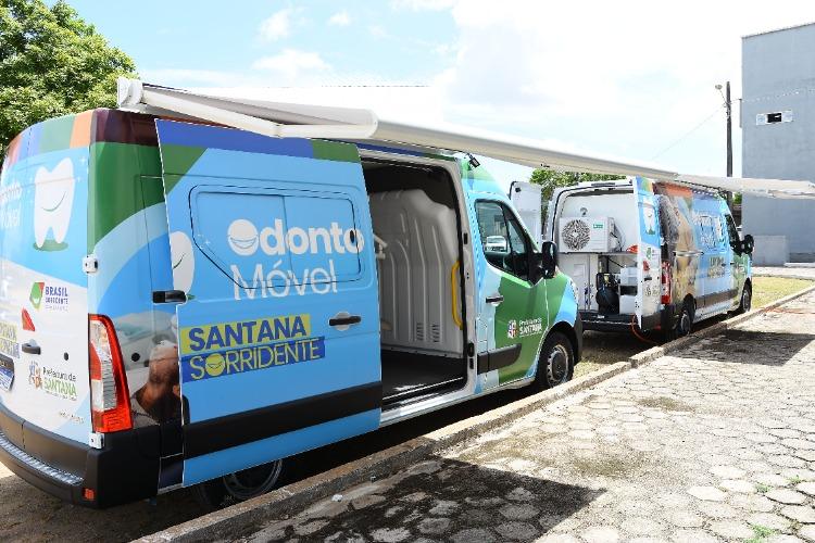Santana amplia sorrisos com odontomóvel e entrega de 80 próteses dentárias