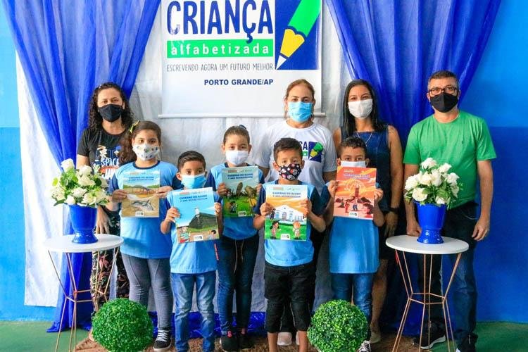 Circuito Educação entrega mais de mil kits de livros do Criança Alfabetizada para escolas de Porto Grande