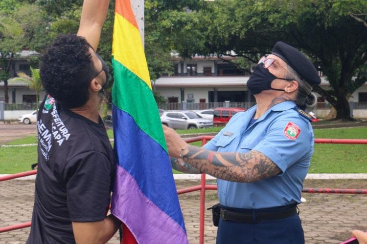 EM CAMPANHA CONTRA O PRECONCEITO, BANDEIRA LGBT É HASTEADA NA PRAÇA DA BANDEIRA