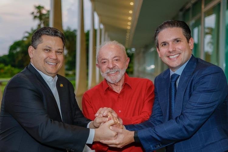 Davi Alcolumbre e Hugo Motta visitam presidente Lula